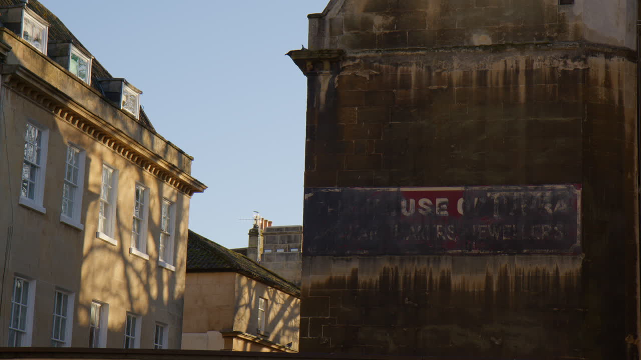 Insegne fantasma nelle mura in rovina di un vecchio edificio a Bath, Somerset, Inghilterra, Regno Unito.