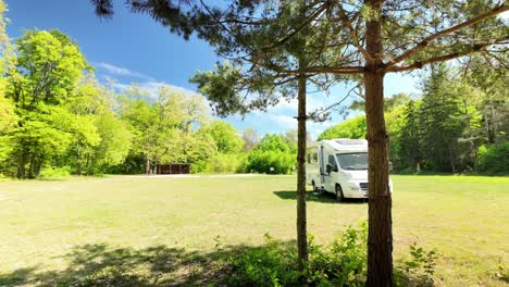 Plaza-De-Aparcamiento-Para-Autocaravanas-En-Un-Remoto-Paisaje-Boscoso-Y-Tranquilo