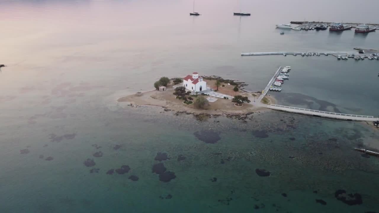 toma aérea de drones de una isla privada en grecia, elafonisi