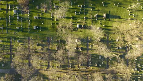 vista aérea de arriba hacia abajo de un gran cementerio en los estados unidos