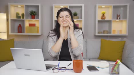 Mujer-Trabajadora-De-Oficina-En-Casa-Mirando-La-Cámara-Aplaudiendo-Y-Emocionándose.