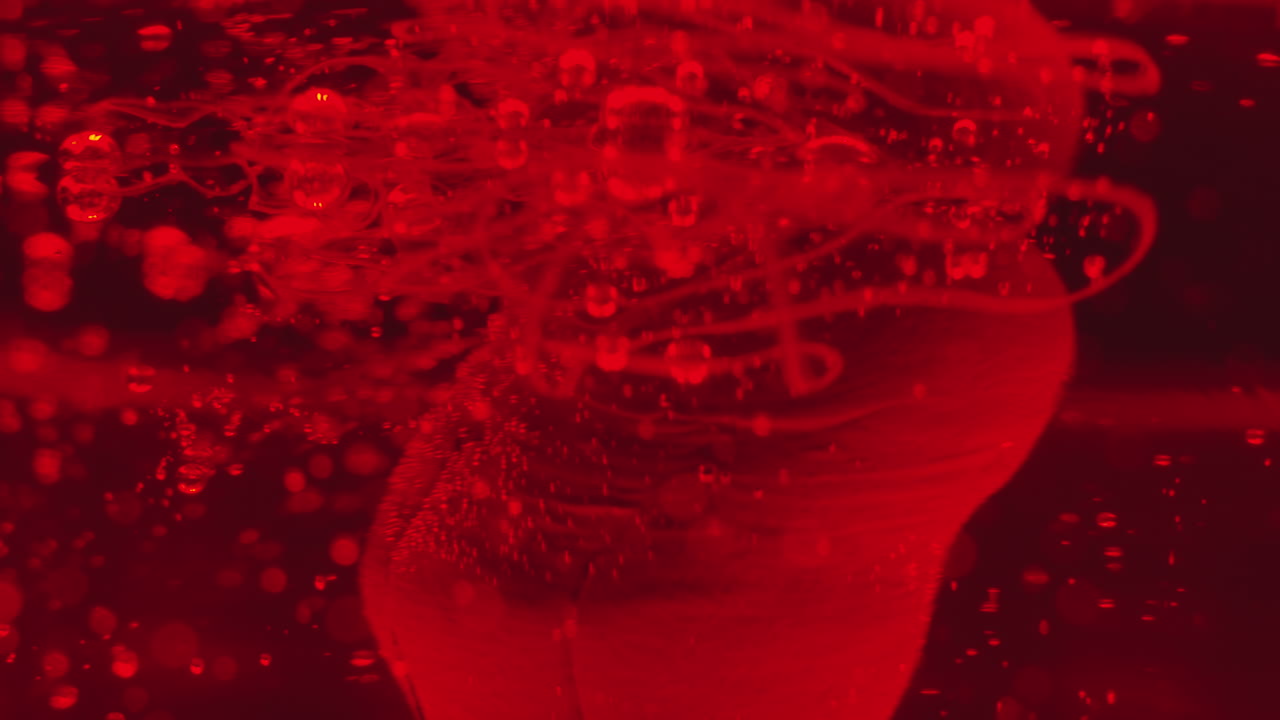 빨간색 액체와 거품