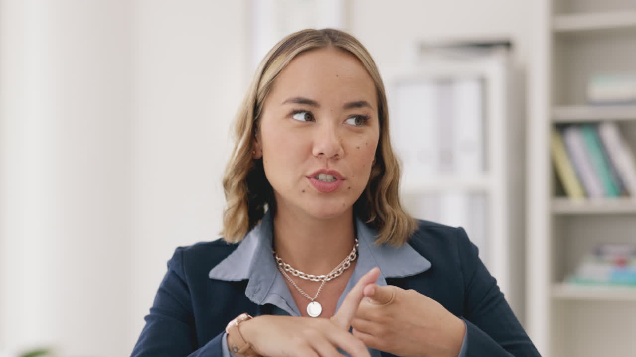 wave, seminario web y videollamada con una mujer en la oficina