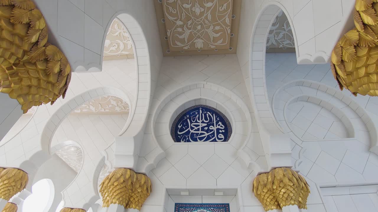 gran tiro inclinado que muestra la gran arquitectura del exterior de la corte del palacio en abu dhabi, luz del día brillante