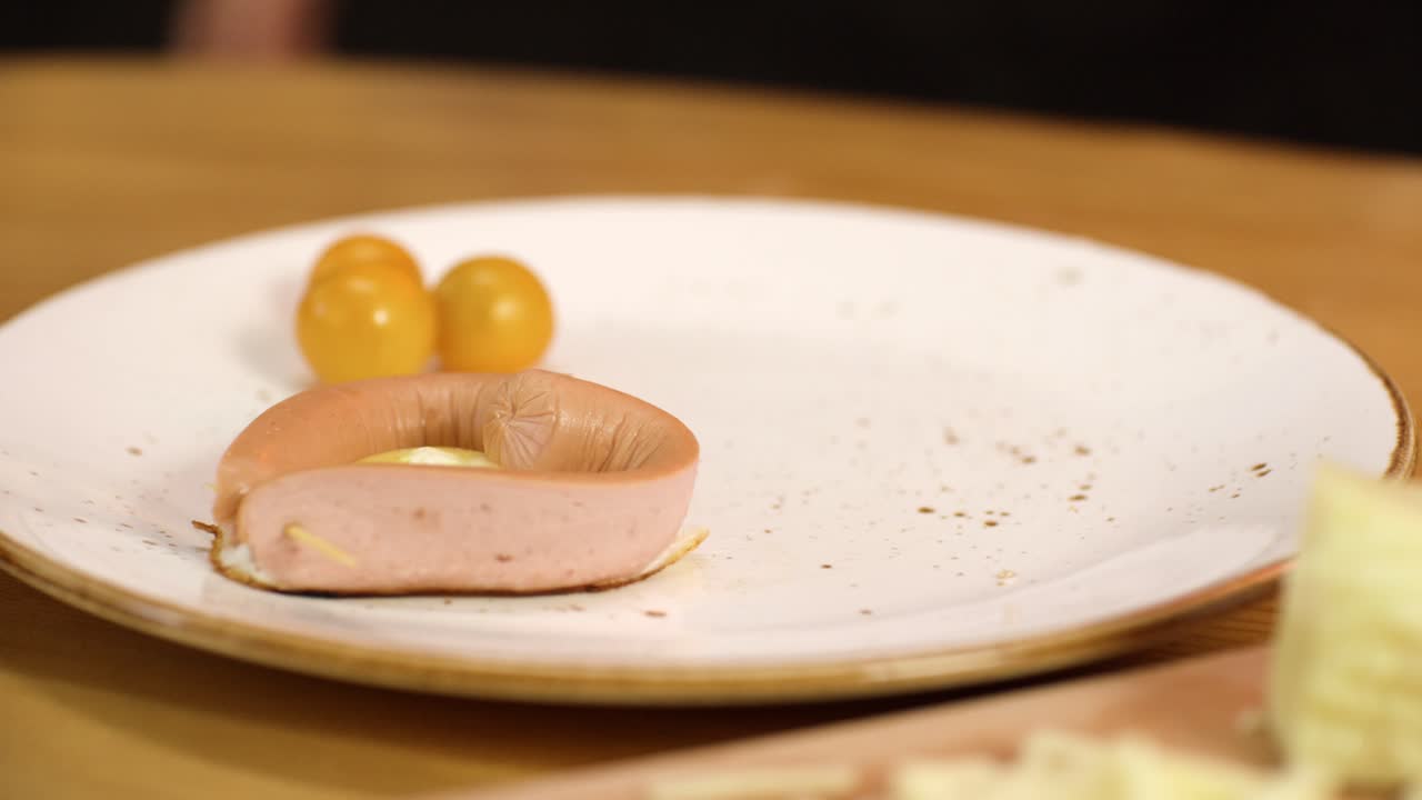 심장 모양의 소시지 아침 식사와 달