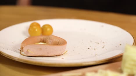 desayuno de salchichas en forma de corazón con huevo