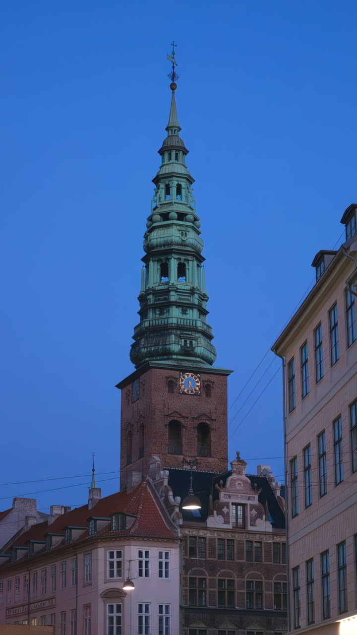 Vista serale del Palazzo di Christiansborg a Copenaghen, in Danimarca. Verticale