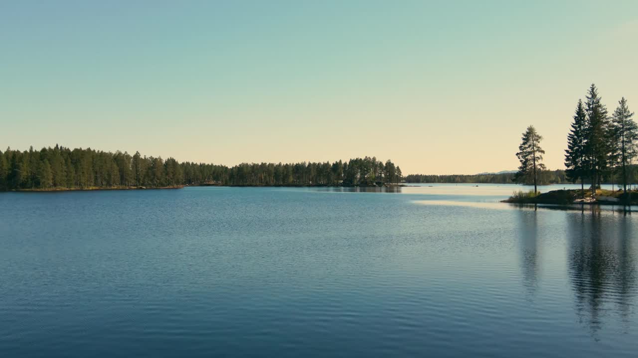 Belles eaux calmes du lac Busjon en Dalécarlie, Suède - vue aérienne par drone.