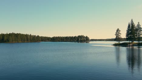 Hermosas-Y-Tranquilas-Aguas-Del-Lago-Busjon-En-Dalarna,-Suecia---Toma-Aérea-De-Drones