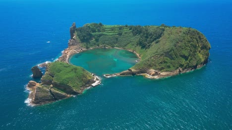 Die-Kleine-Insel-Vila-Franca,-Umgeben-Vom-Blauen-Ozean-In-São-Miguel,-Azoren,-Luftaufnahme