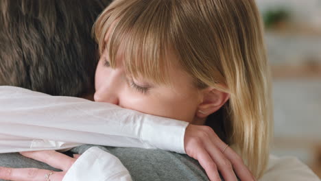 pareja, amor y apoyo abrazo para la mujer