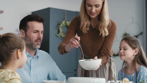 Familia-Caucásica-A-Punto-De-Comenzar-Una-Cena-De-Pascua-En-Casa.