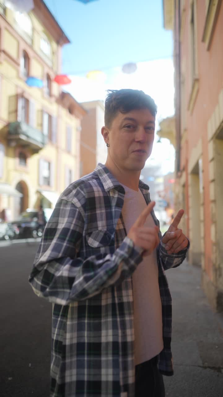 hombre caminando por la calle de la ciudad