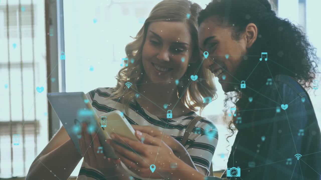 animación de un globo de iconos digitales contra dos mujeres diversas que usan teléfonos inteligentes y tabletas digitales.