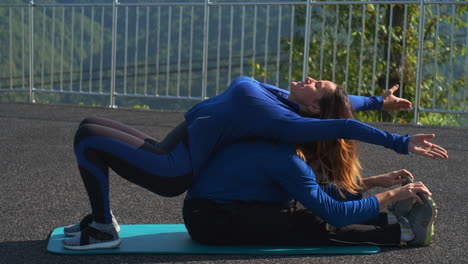 pareja estirándose al aire libre