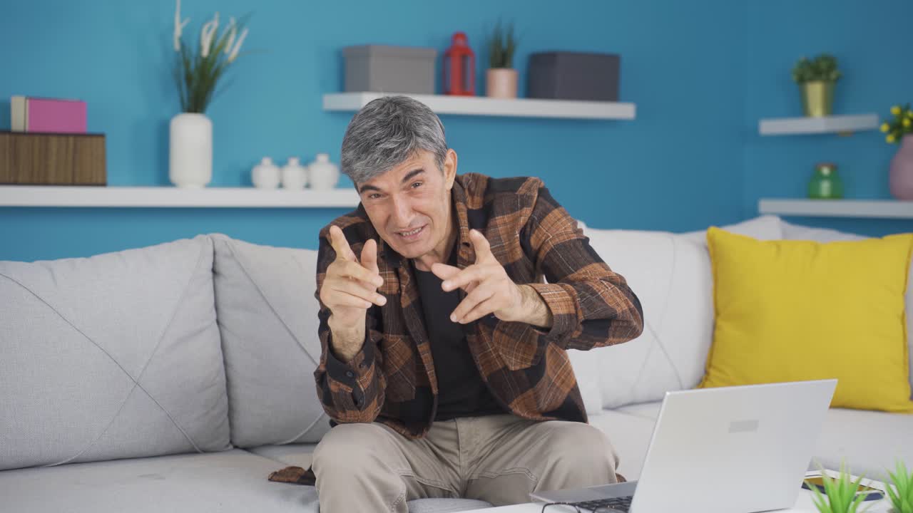 el viejo haciendo una broma para la cámara.