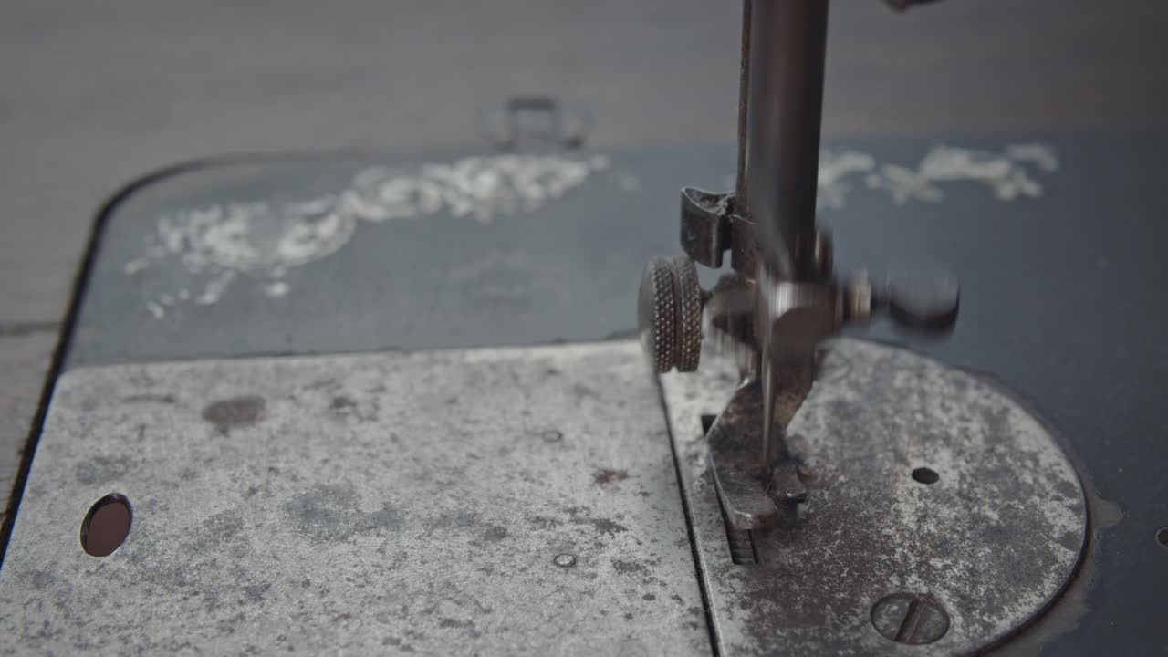 빨리 움직이는 오래된 재봉틀 노루발