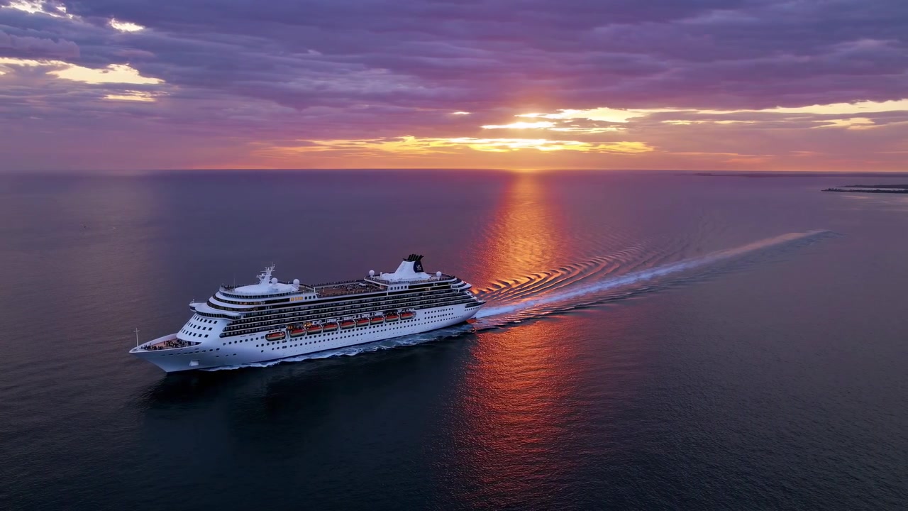 Vista aerea di una nave da crociera che naviga al tramonto