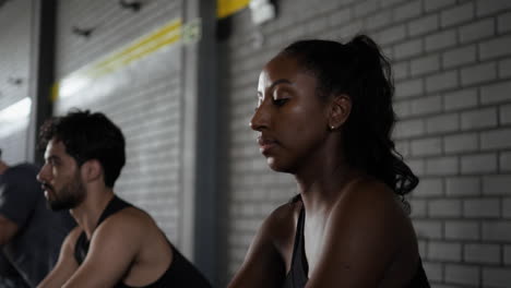 personas haciendo ejercicio en bicicletas de ejercicio en un gimnasio