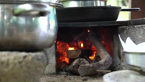 Kochen-Mit-Einem-Topf-über-Dem-Feuer-Aus-Baumstämmen