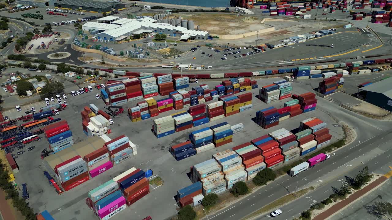 muchos contenedores de envío en el puerto de fremantle en perth, australia