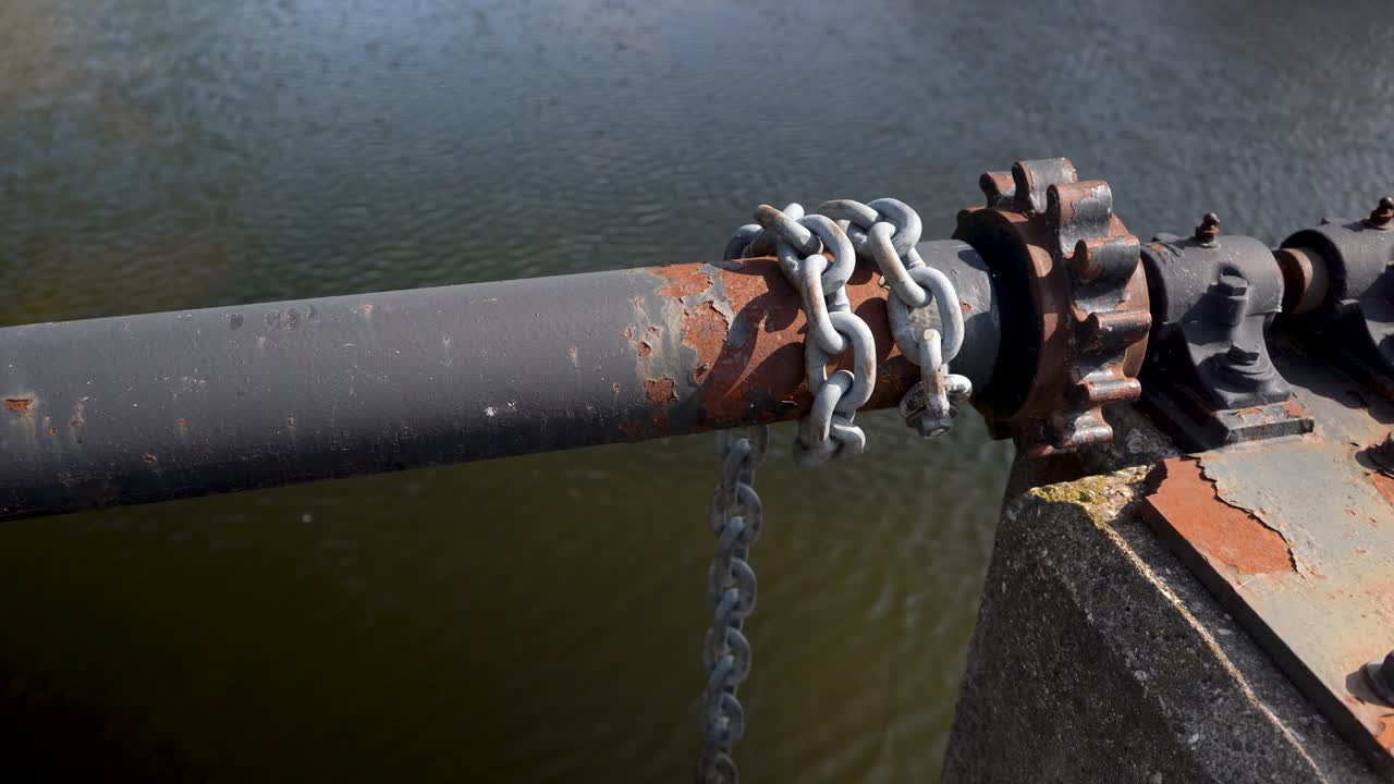 cadena de anclaje en un lago imágenes de video de stock