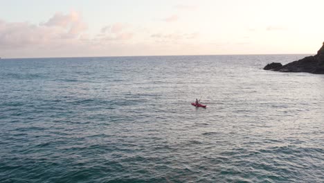 Person-Kajak-Im-Ozean-In-Der-Nähe-Von-Na-Mokulua-Island-In-Kailua,-Oahu,-Hawaii