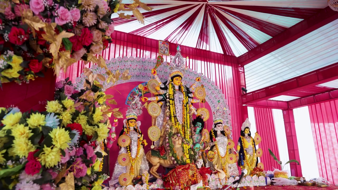 Idolo della Durga Puja riccamente decorato con Lakshmi, Saraswati, Kartikeya e Ganesha