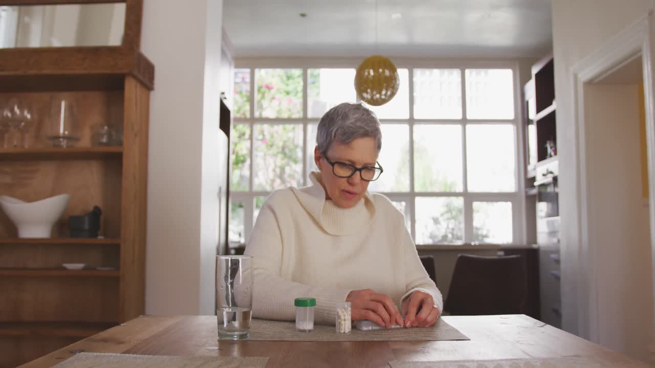 혼자 집에 있는 고령 여성