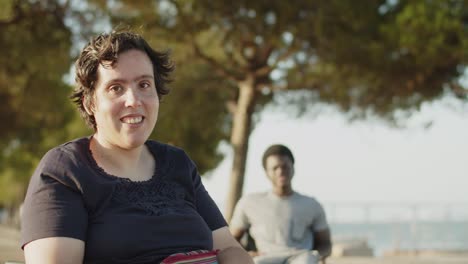 retrato de una mujer joven con discapacidad sonriendo en el parque