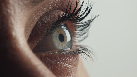 cierra el ojo macro abriendo el ojo azul de una mujer con vista sana concepto de conciencia de la vista