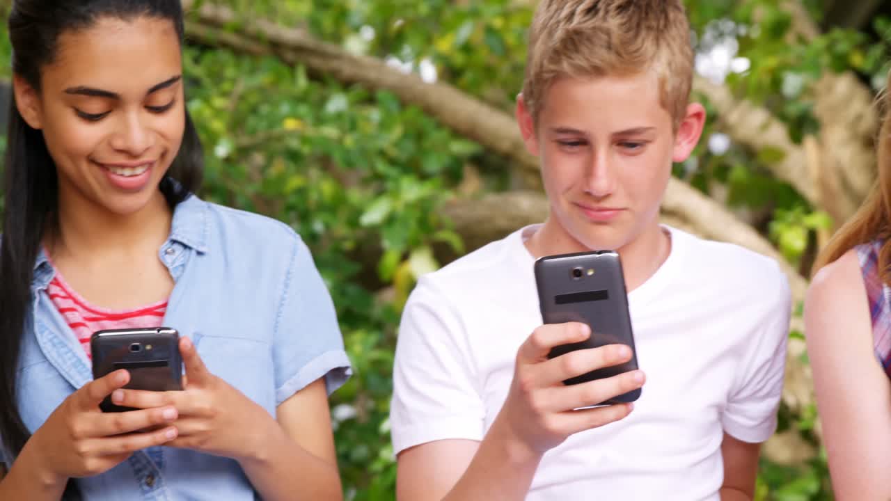 휴대 전화를 사용하는 학교 아이들 4k