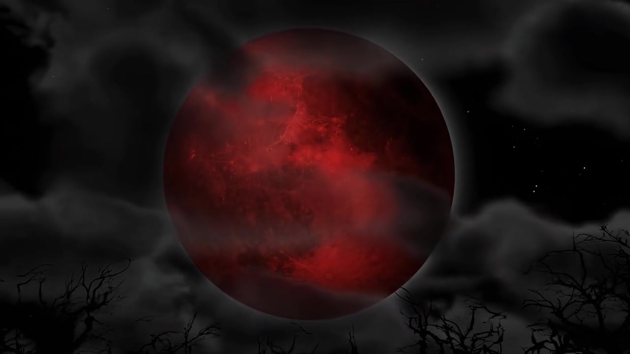 Luna di Sangue Inquietante con Nuvole in Movimento e Sagome di Alberi Spogli