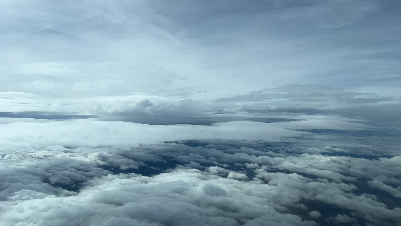 la perspectiva de un piloto: volar a través de un cielo invernal turbulento