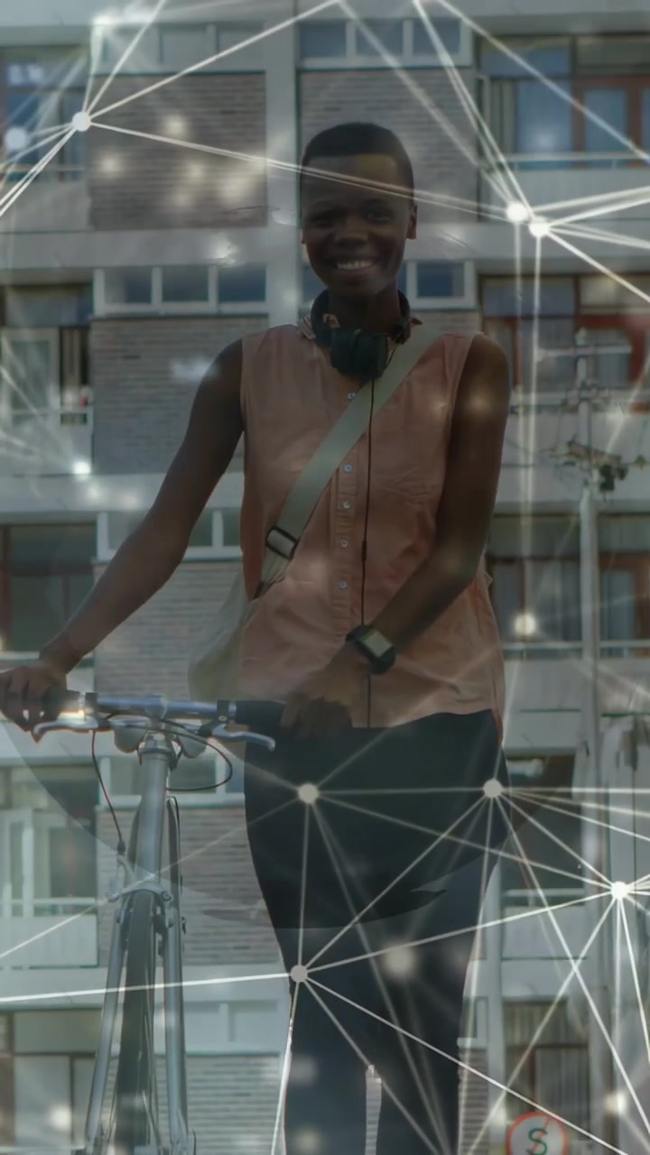 Video verticale: donna che inizia a camminare con la bici davanti a un edificio, pendolare con un'animazione di sovrapposizione di rete.