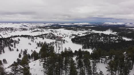 torre de fuego del desierto en la cima de una montaña en la antena de nieve