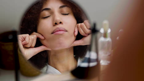 mujer mirándose en el espejo