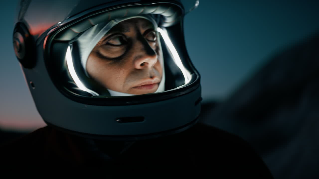 헬을 입은 우주비행사는 우주선 바로 에 있는 멋진 행성에 있다는 것에 놀랐다.