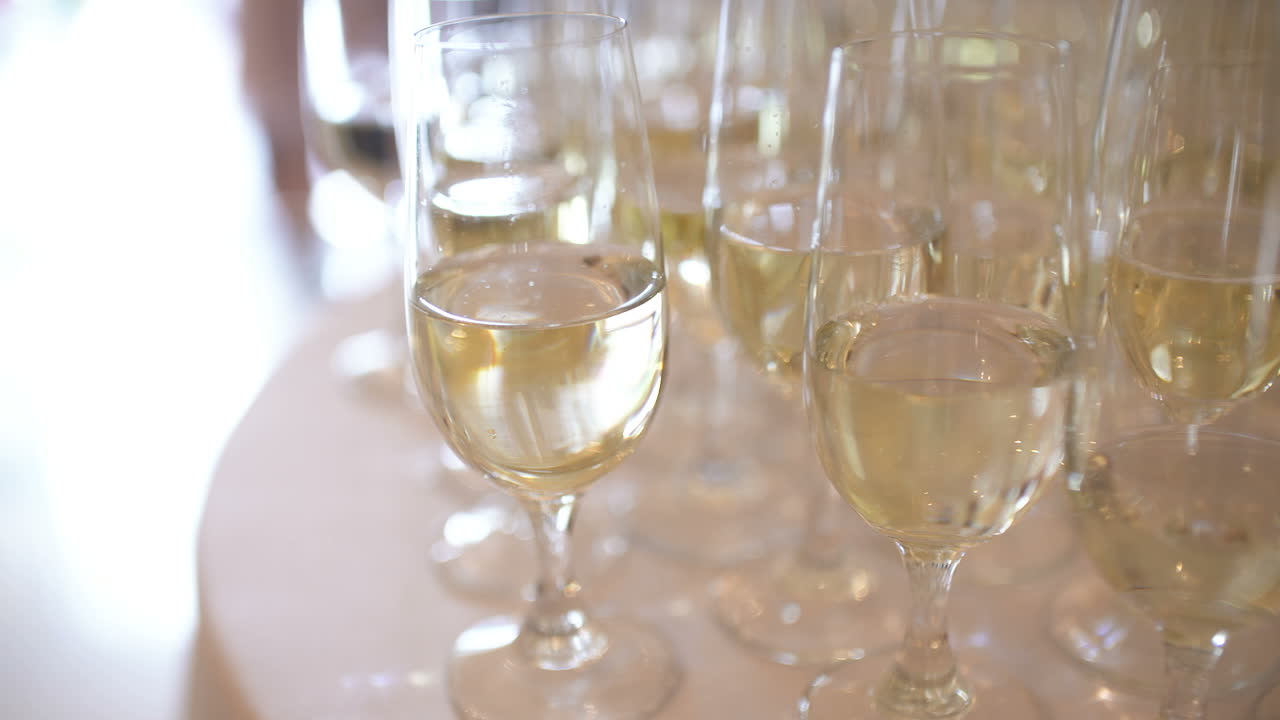 Champagne. Numerosi calici con champagne spumante 3