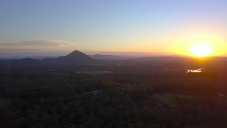 Vista-Aérea-De-La-Increíble-Puesta-De-Sol-Dorada-En-La-Costa-Del-Sol-Con-Bosques-Y-Montañas