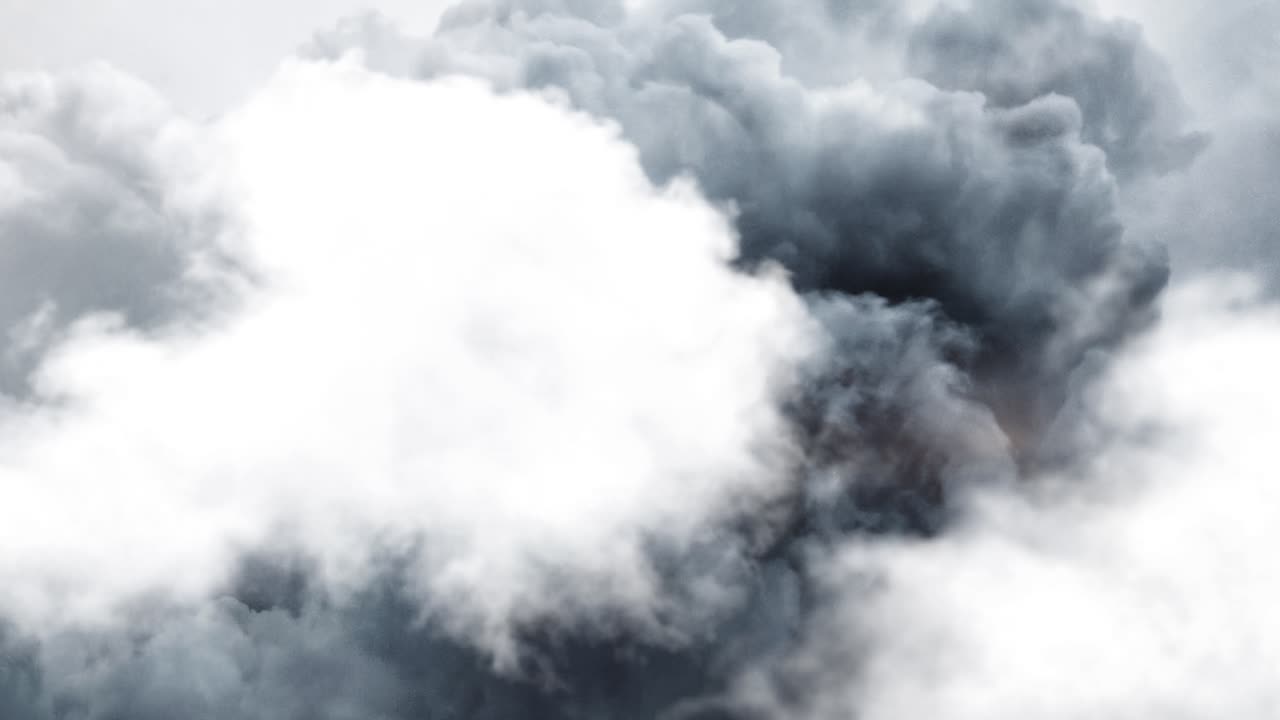 번개 광선으로 하늘에 어두운 구름