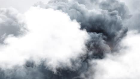 nubes oscuras en el cielo con rayos de luz
