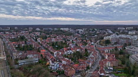 Bewölkter-Himmel-Umrahmt-Die-Reiche-Geschichte-Brüssels-In-Einem-Luftpanorama-Von-Häusern