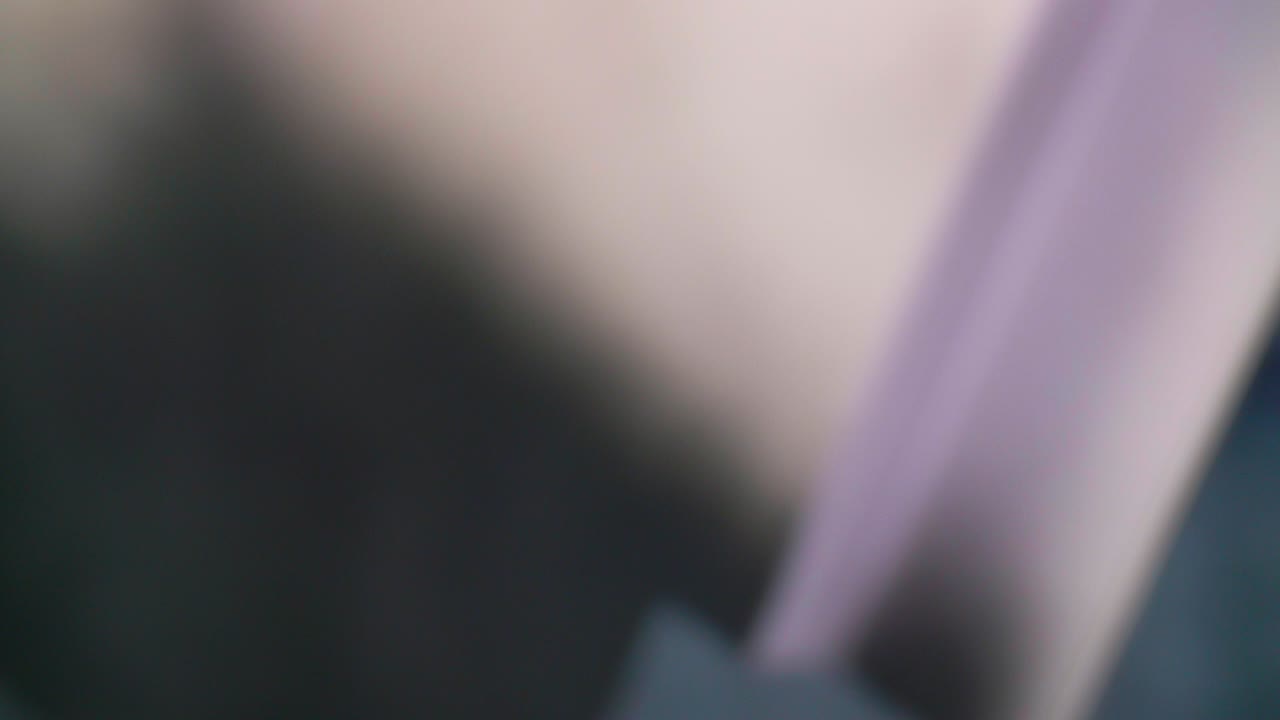 공장에서 스프레이 건을 사용하여 금속 시트에 검은 부식 방지 분말 코팅을 적용하는 남자