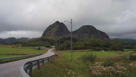 Fahrzeuge-Fahren-Auf-Der-Landschaftlich-Reizvollen-Route-Helgelandskysten-In-Norwegen---Breit