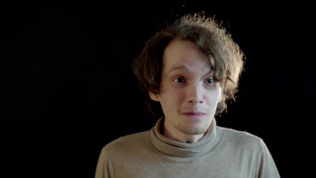 젊은 남자는 우스운 공포를 얻는다