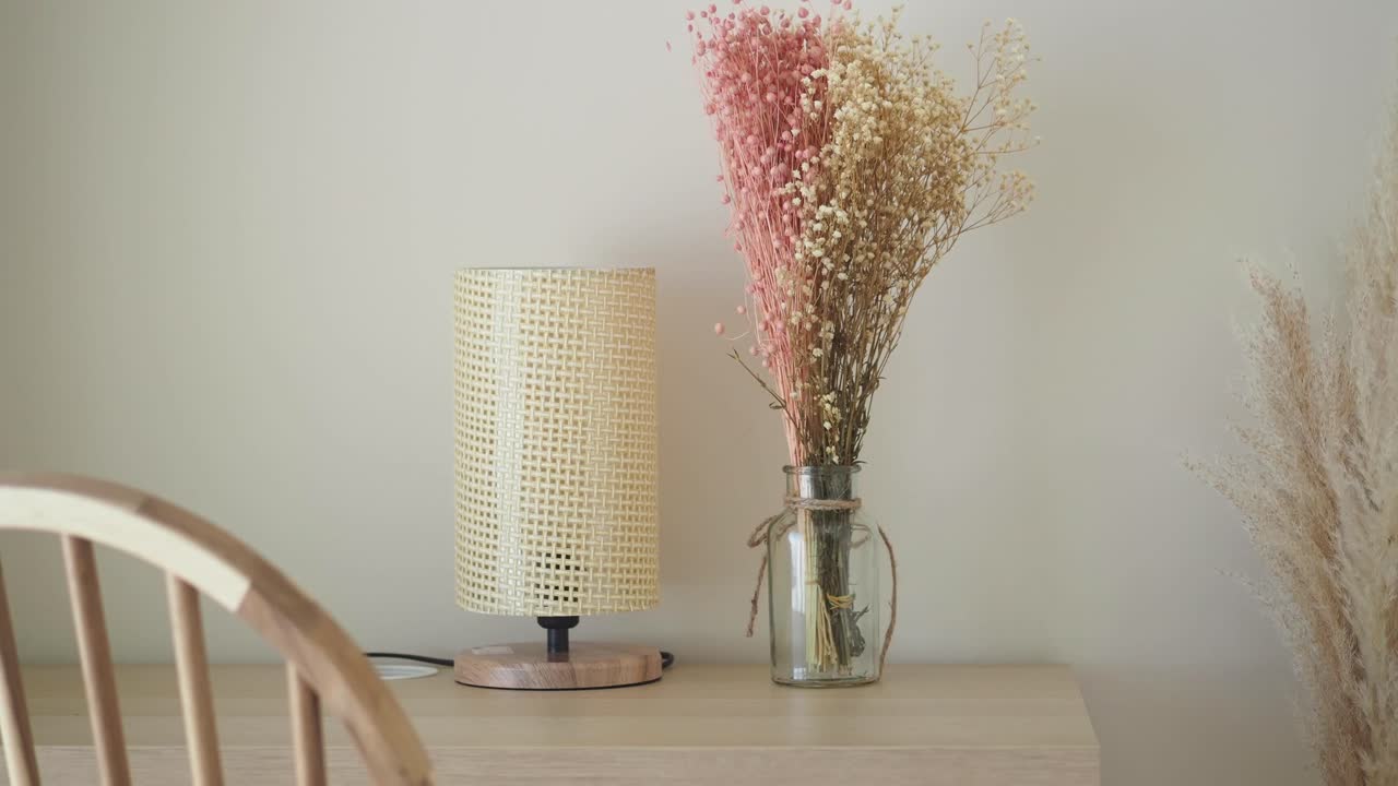 Scène de bureau bohème avec lampe et fleurs séchées