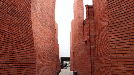 movimiento de la cámara a través de una gran escultura de ladrillo