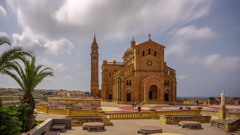 la asombrosa arquitectura de la basílica de la bendita virgen de ta' pinu vista desde la distancia durante el día en gozo, malta