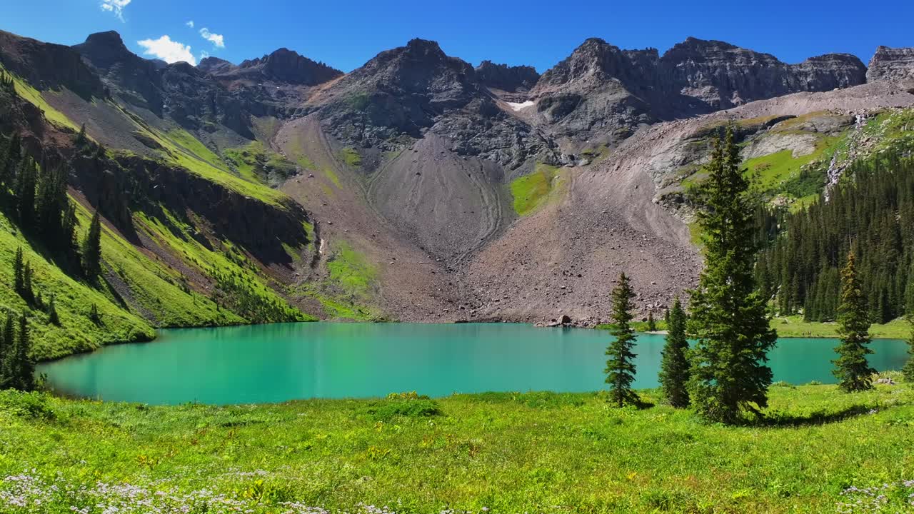 sendero de senderismo de verano más bajo lago azul monte sneffels desierto ridgway telluride colorado dron aéreo san juan montañas rocosas uncompahgre bosque nacional mañana soleada flores silvestres círculo azulado a la izquierda